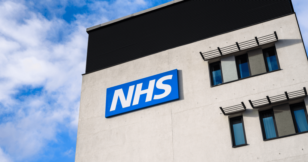 Як працює медицина NHS у Британії 2026: запис до лікаря, черги та права українців
