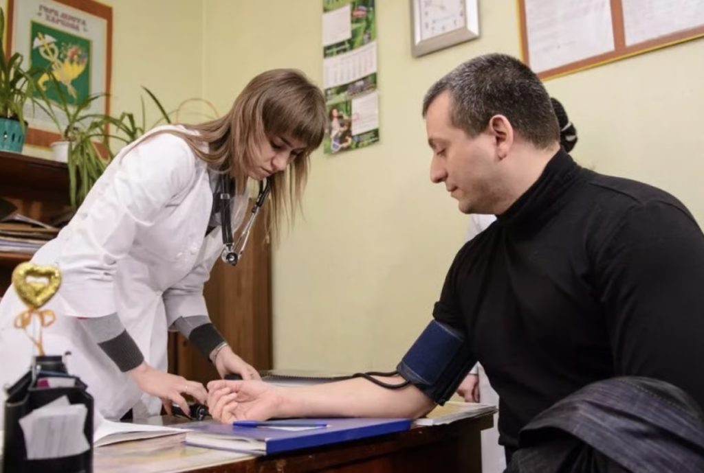 Чоловік на огляді у кабінеті лікаря під час ВЛК